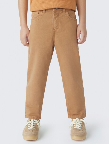 PANTALÓN BÁSICO INFANTIL MODELO SLIM MARRÓN