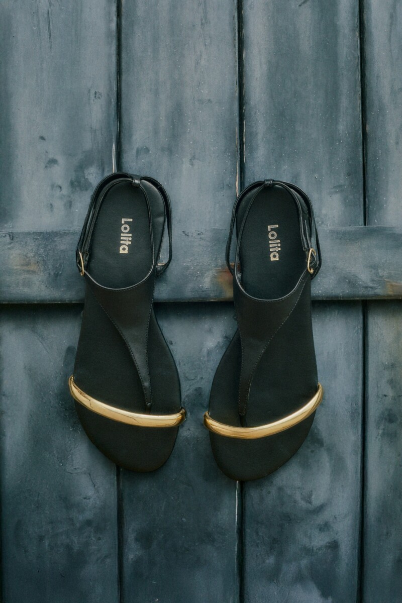 Sandalia plana con detalle metálico - negro 