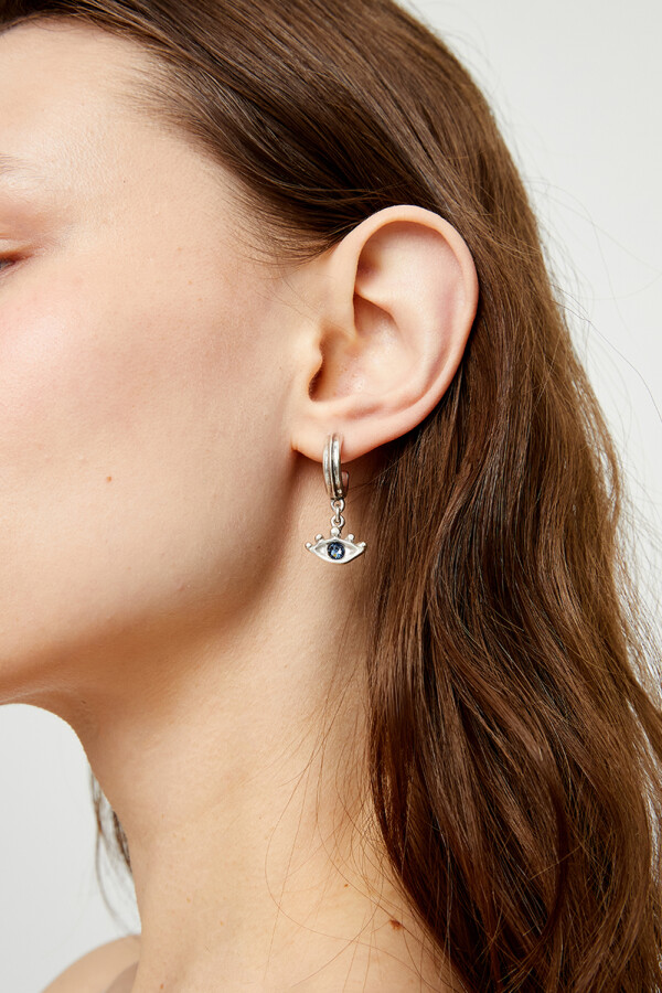 PENDIENTES DE ARO EN ALEACIÓN DE METALES BAÑADOS EN PLATA CON DETALLE DE OJO CON CRISTAL FACETADO AZUL Pendiente