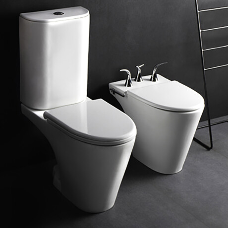 TAPA PARA INODORO DE MADERA CON HERRAJES DE METAL, EQUIVALENTE SERIE MARINA FERRUM. 000