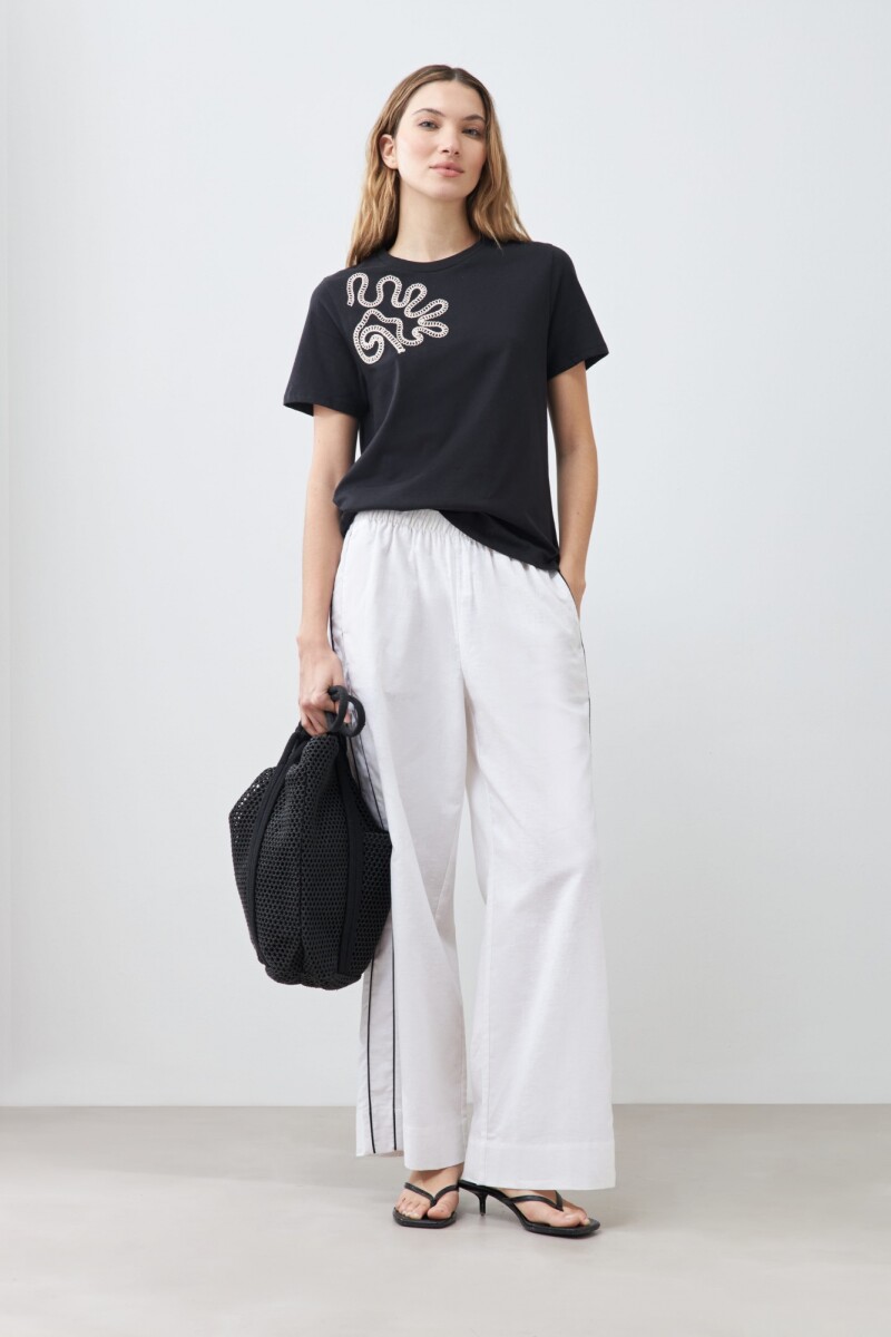 Remera con bordado en contraste negro