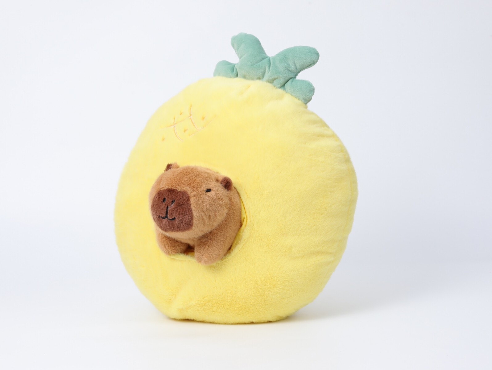 ALMOHADÓN DE PIÑA DE 35 CM CON CAPIBARA EN SU INTERIOR 