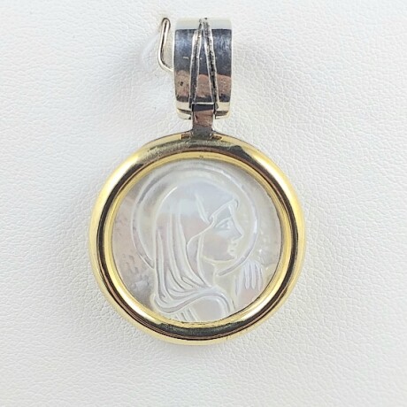 Medalla religiosa de la Virgen Niña en nácar, plata y borde en double de oro 18 ktes. Diámetro 2.4 cm, espesor 3.5 mm. Medalla religiosa de la Virgen Niña en nácar, plata y borde en double de oro 18 ktes. Diámetro 2.4 cm, espesor 3.5 mm.