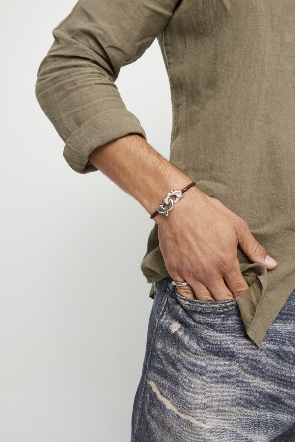 PULSERA DE CUERO MARRÓN CON MOSQUETÓN ENTRELAZADO BAÑADO EN PLATA Pulsera