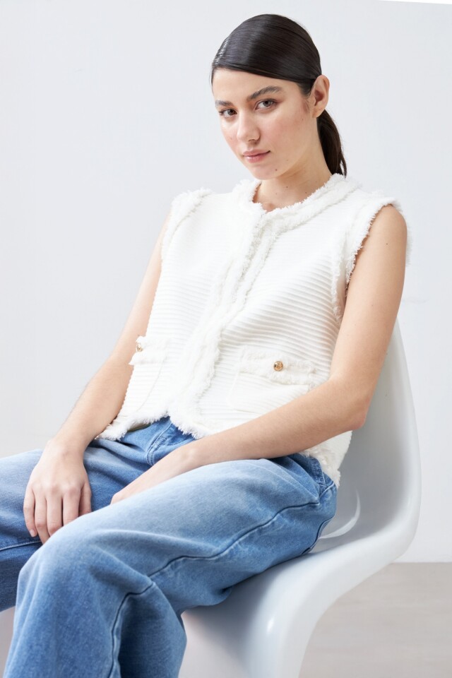 Chaleco tejido con desflecado crudo