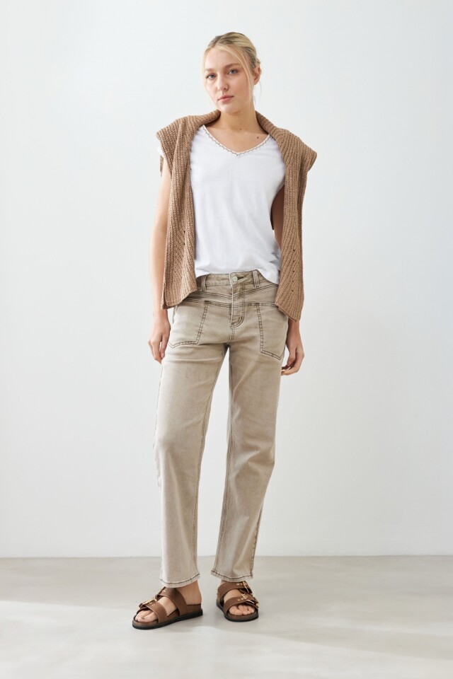 Jean recto Mina con pespuntes en contraste beige