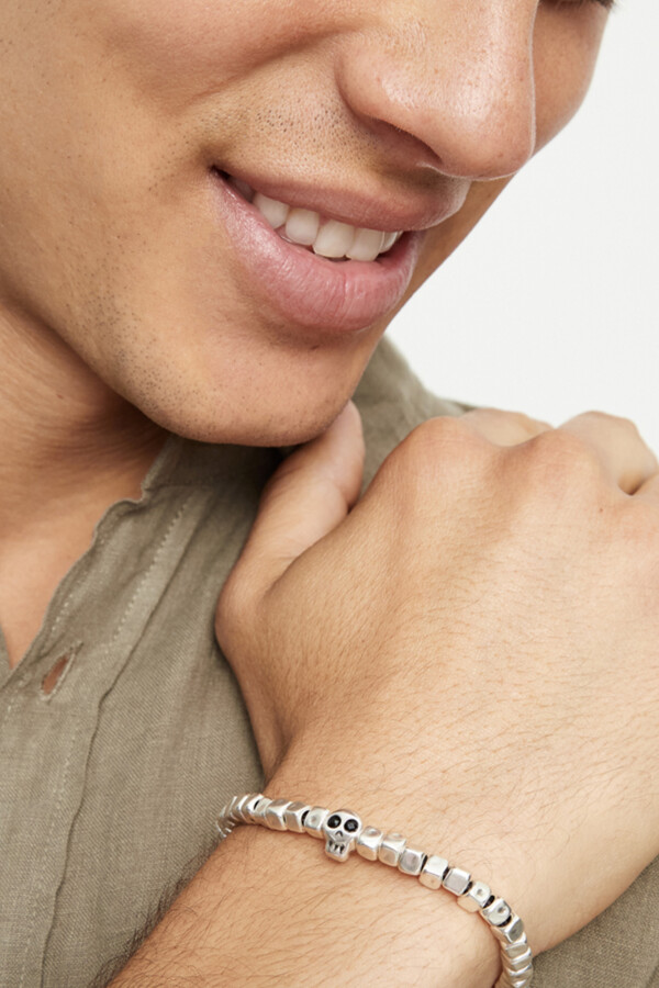 PULSERA ELÁSTICA DE ALEACIÓN DE METALES BAÑADA EN PLATA CON DETALLE DE CALAVERA Pulsera
