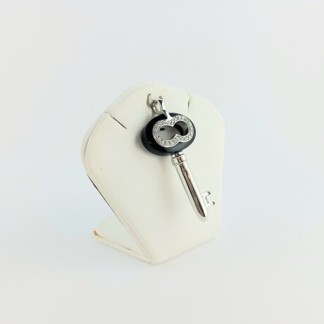 Dije de plata 925 con circonias y acrilico, Modelo Llave. Dije de plata 925 con circonias y acrilico, Modelo Llave.