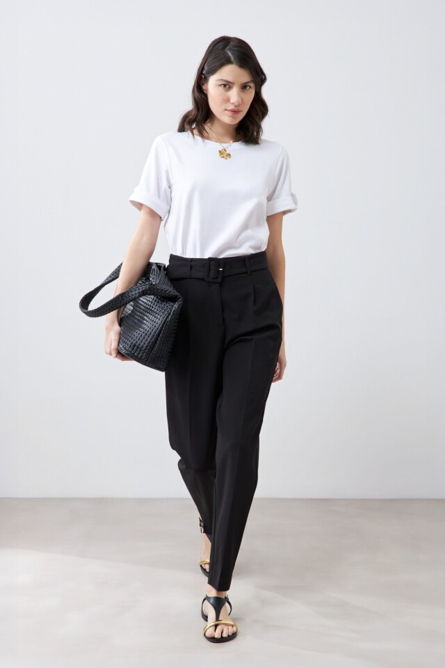 Pantalón sastrero con pinzas y cinturón negro