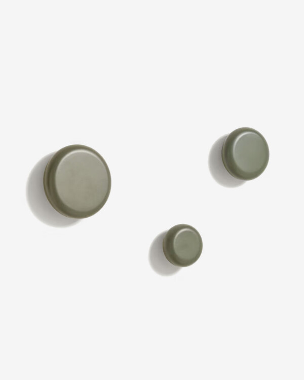 Set Nadue de 3 colgadores de madera maciza de haya con acabado verde