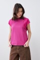 Remera con broderie y vainillas fucsia