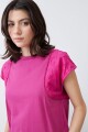 Remera con broderie y vainillas fucsia