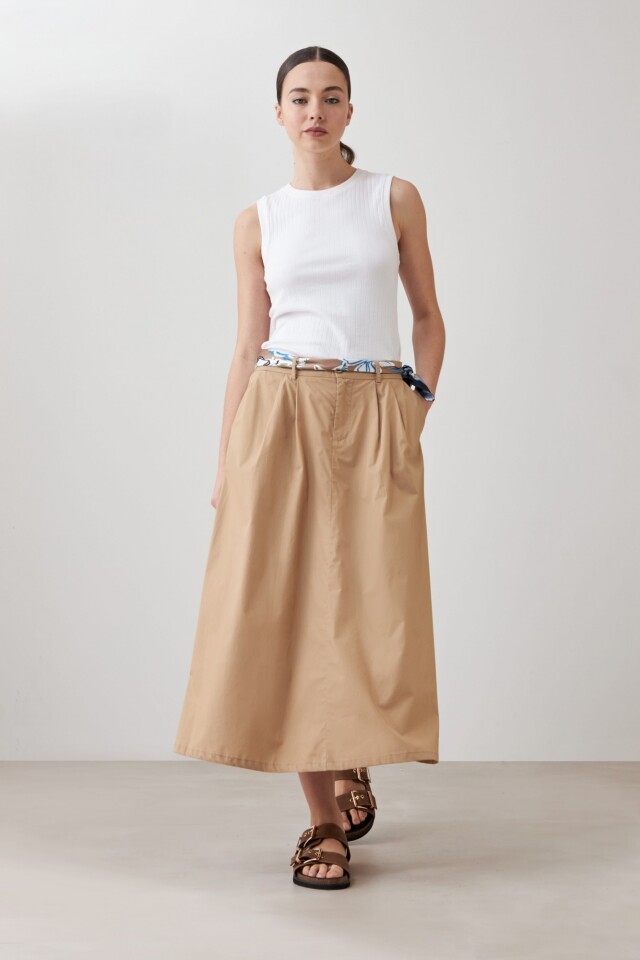 Falda midi con pinzas tostado