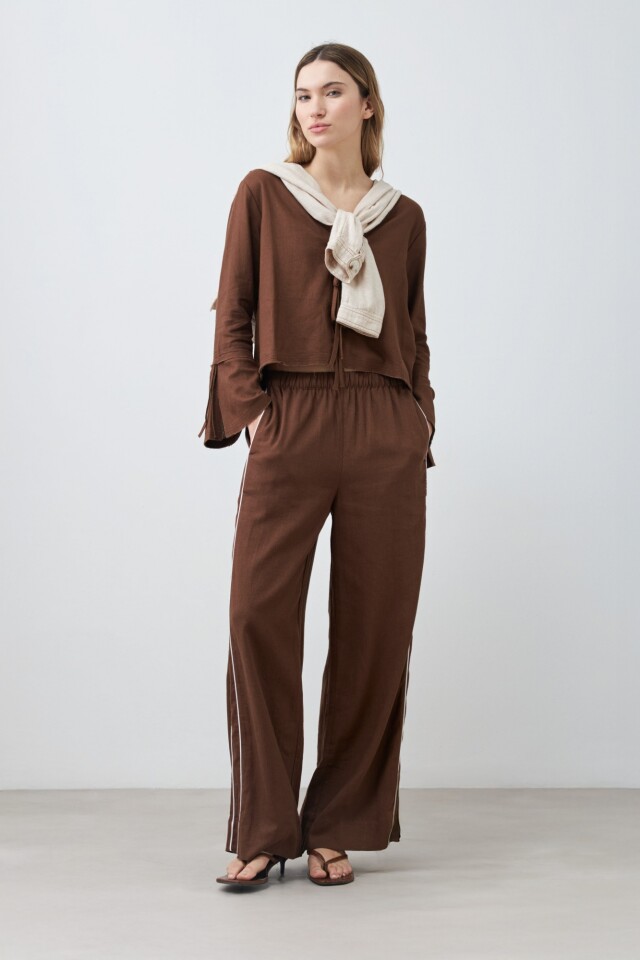 Pantalón de lino con vivo en contraste chocolate
