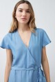 Vestido cruzado de lyocell azul claro