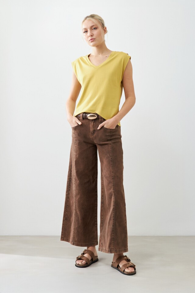 Remera con botones en hombros pistacho