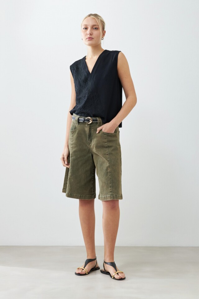 Top bordado escote en V negro