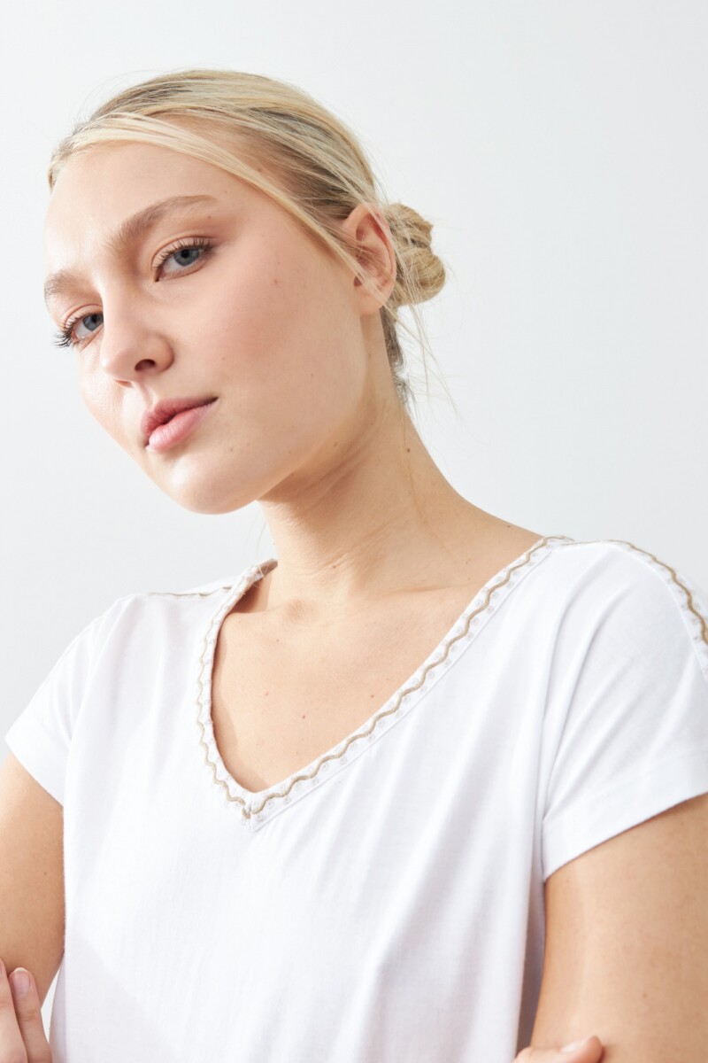 Remera bordada escote en V blanco