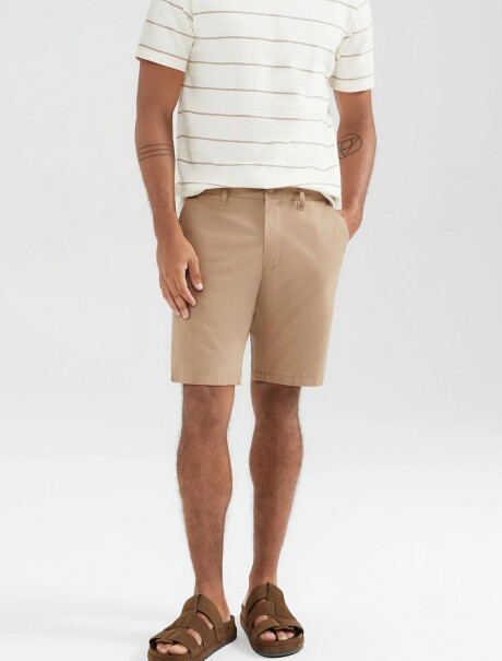 BERMUDA BÁSICA MODELO CHINO BEIGE