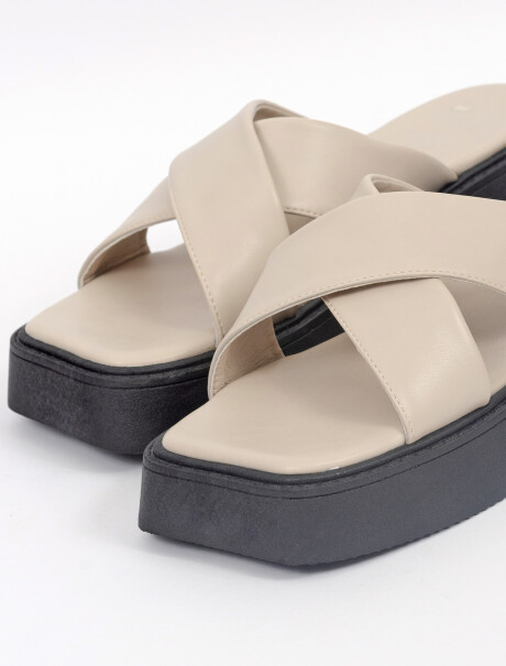 Sandalia cruzada beige