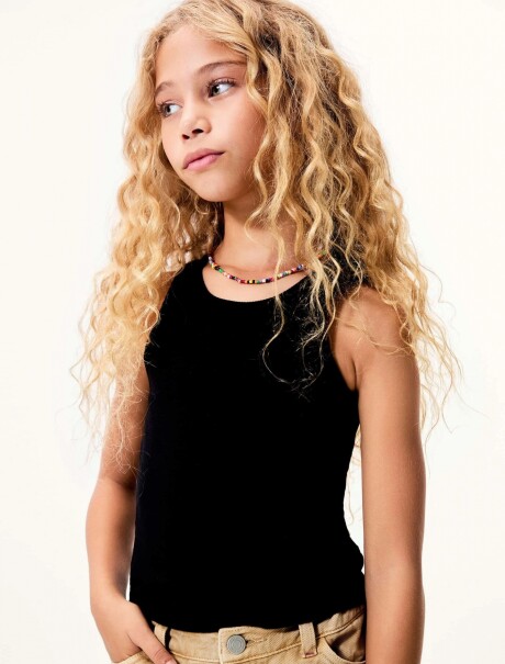 MUSCULOSA BÁSICA INFANTIL EN TELA CANALADA NEGRO