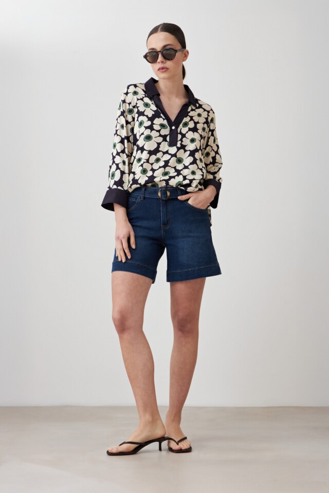 Blusa con estampa margaritas azul marino