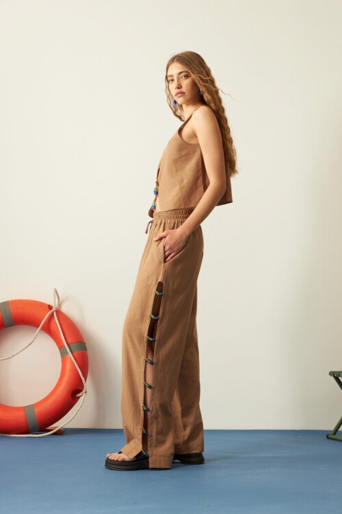 Pantalón con piedras tostado