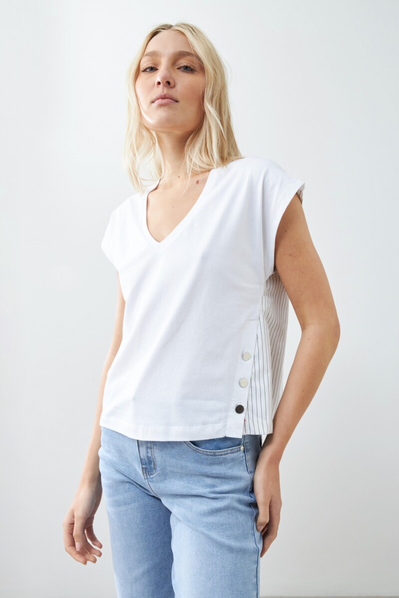 Remera combinada con botones blanco