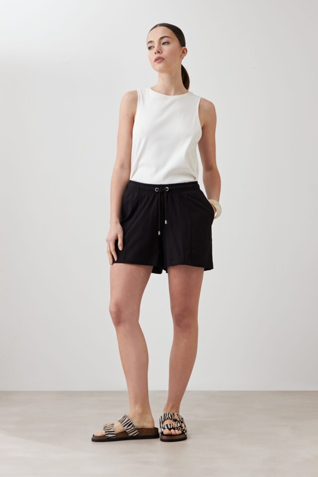Short con bolsillos laterales negro