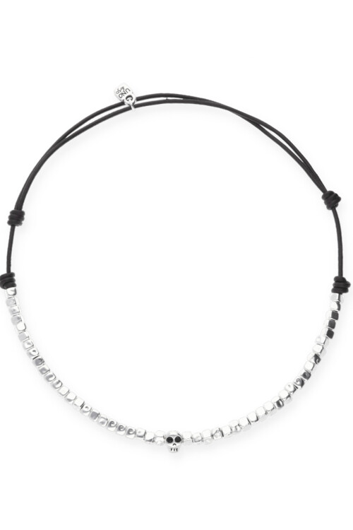 COLLAR DE CUERO CON CUENTAS DE ALEACIÓN DE METALES BAÑADA EN PLATA Y DETALLE DE CALAVERA Colgante