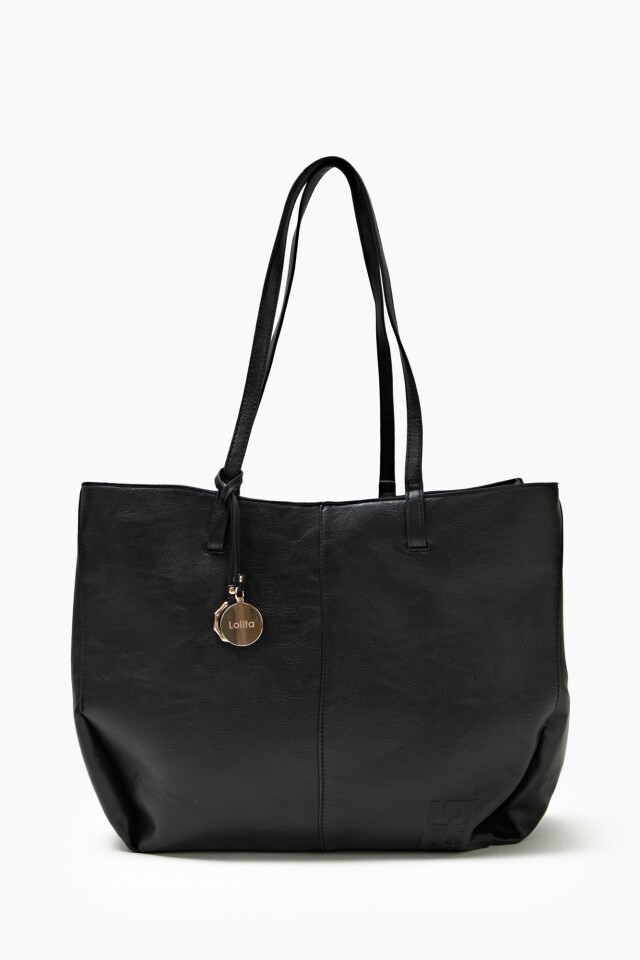 Cartera tote con dijes metálicos negro