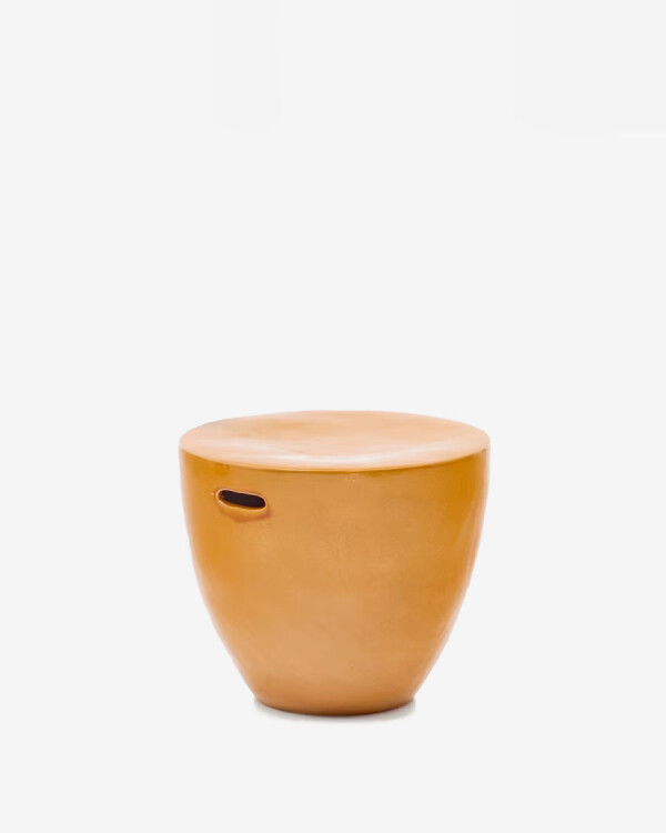 Mesa auxiliar exterior Mesquida de cerámica con acabado mostaza glaseado Ø 45 cm Mesa auxiliar exterior Mesquida de cerámica con acabado mostaza glaseado Ø 45 cm