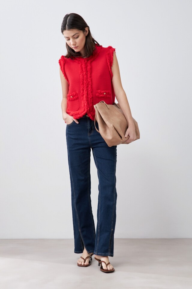 Chaleco tejido con desflecado rojo