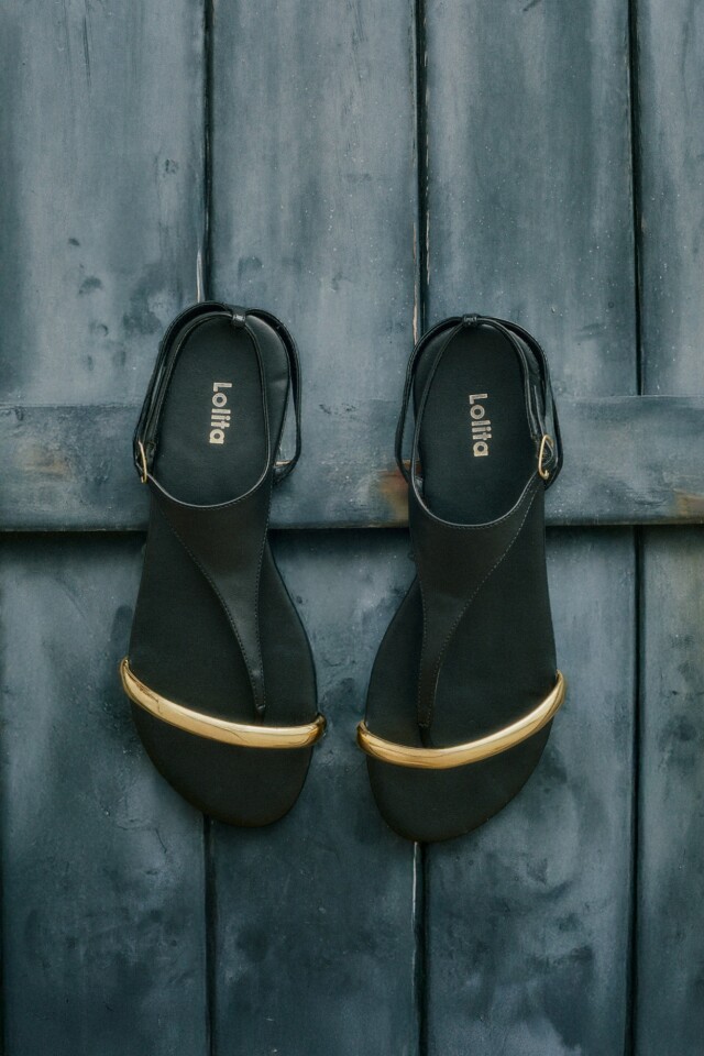 Sandalia plana con detalle metálico negro