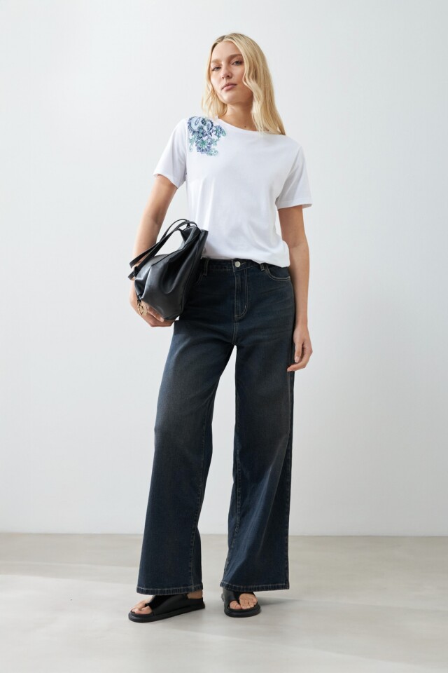 Remera con bordado paisley blanco