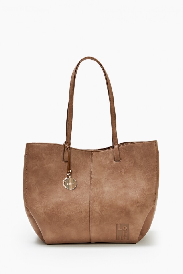 Cartera tote con dijes metálicos beige
