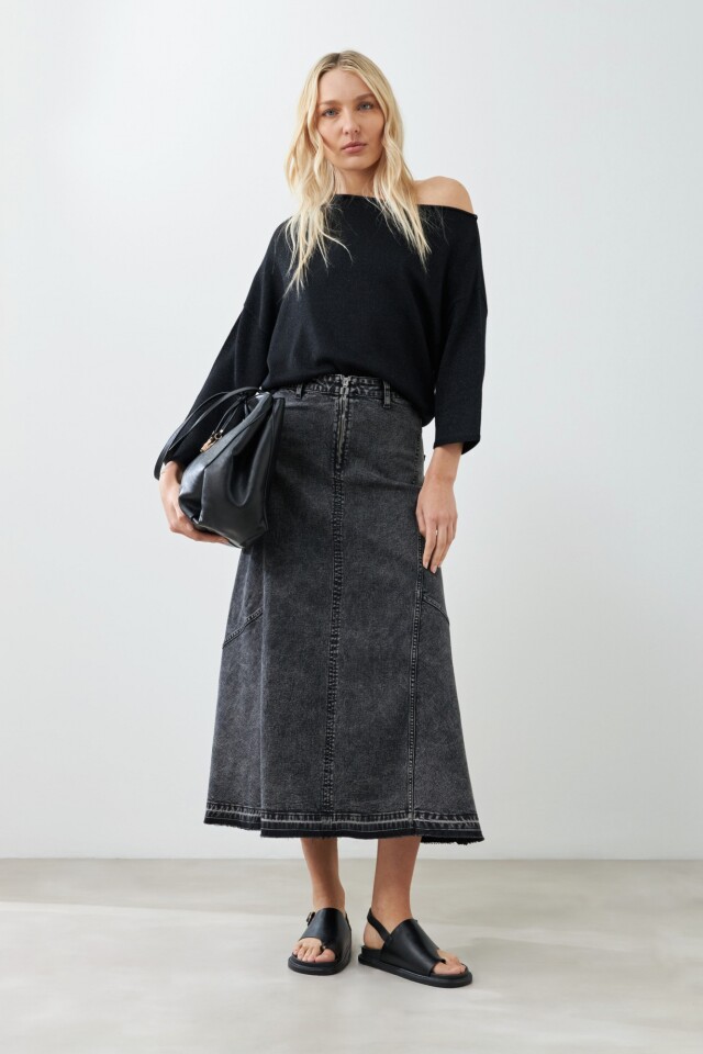 Sweater escote asimétrico negro