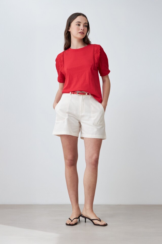 Remera con broderie rojo