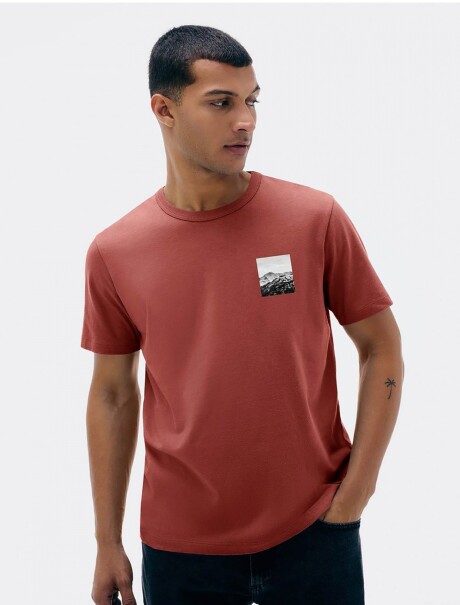 CAMISETA CON ESTAMPA ROJO