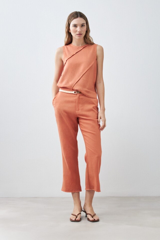 Pantalón de lino con efecto desflecado durazno