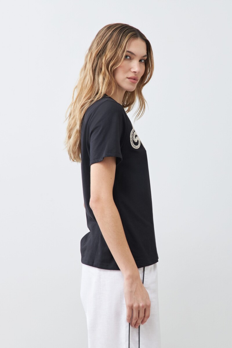 Remera con bordado en contraste negro