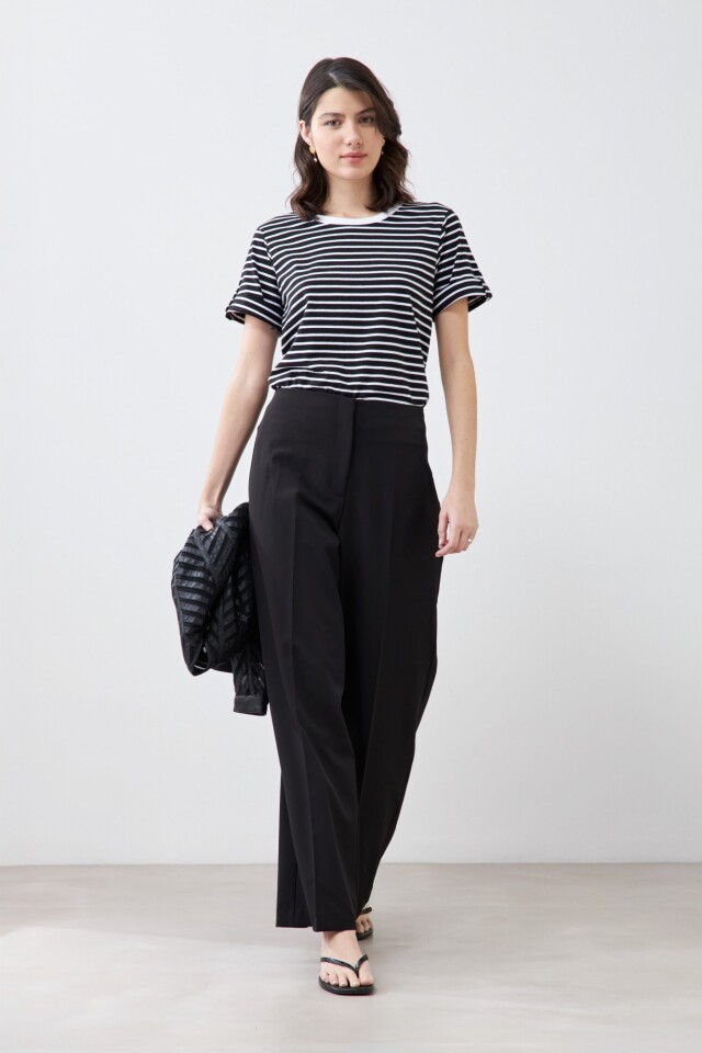 Remera rayada con botón metálico negro