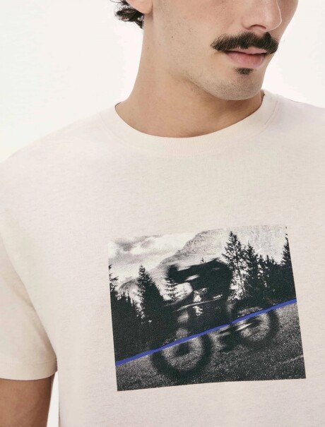CAMISETA CON ESTAMPA MODELO REGULAR BEIGE