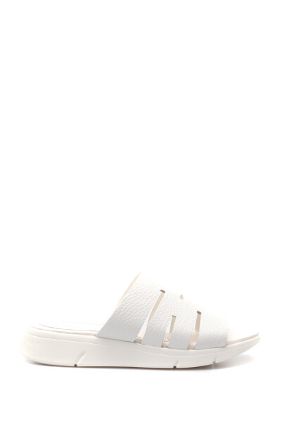 Sandalia Capellada con Aberturas en Cuero Blanco