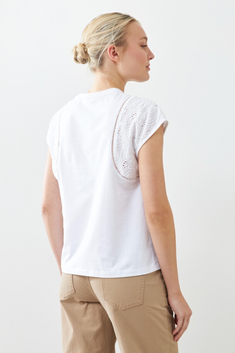 Remera con broderie y vainillas blanco