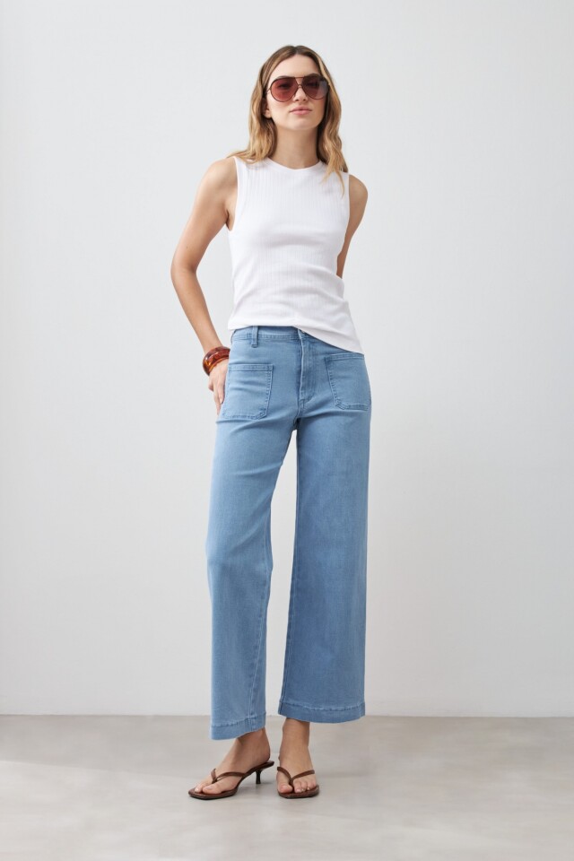 Jean culotte Paulina con bolsillos delanteros jean claro