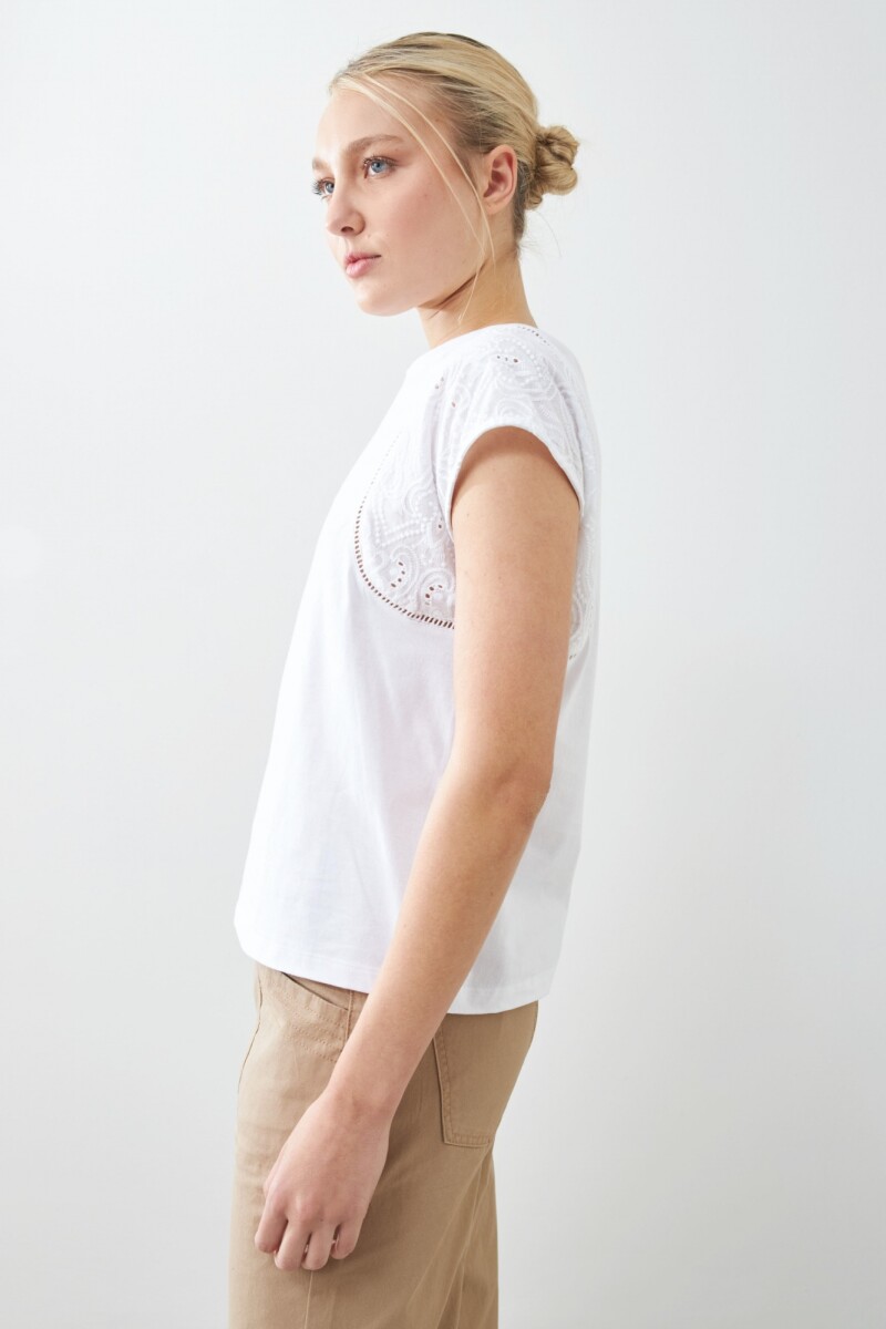 Remera con broderie y vainillas blanco