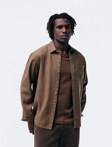 CAMISA BÁSICA MASCULINA MARRÓN