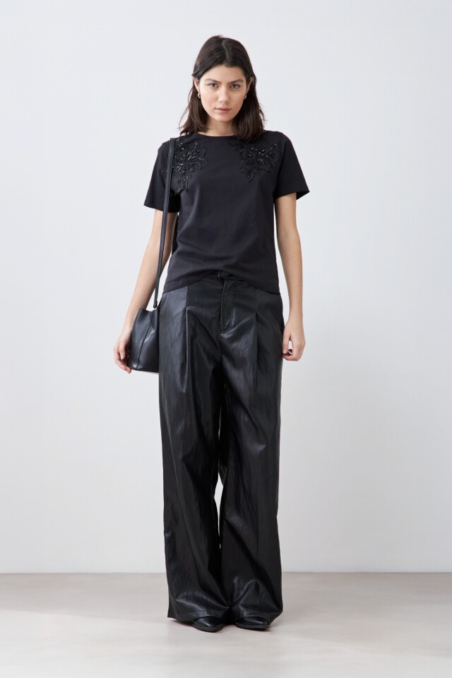 Remera con apliques bordados negro