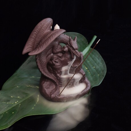 Fuente De Humo Dragón En Altar Fuente De Humo Dragón En Altar